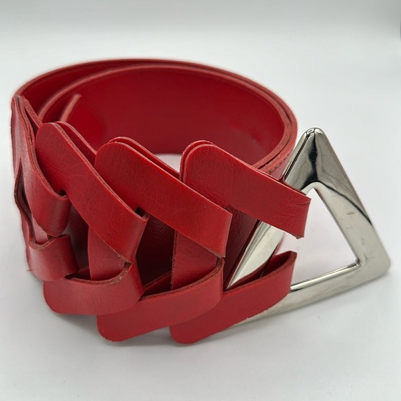 Stunning red triangle-motif belt with silver-tone buckle main image 4